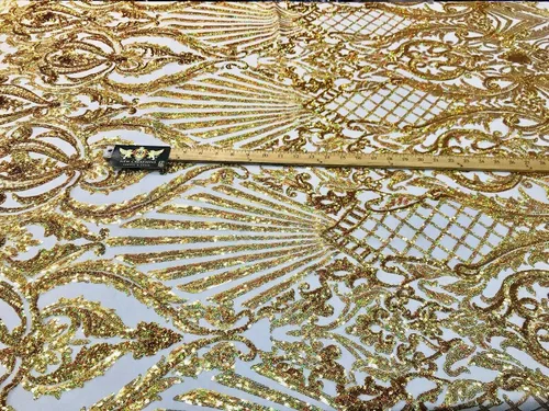 Vista 6 de Diseño de lentejuelas de damasco iridiscente dorado en una malla elástica de 4 vías por yarda.