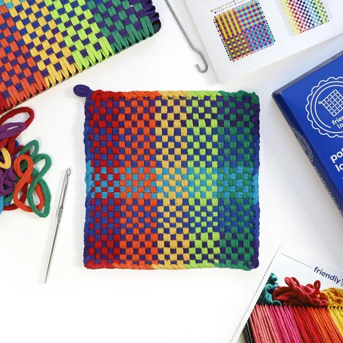 Vista 4 de Harrisville Designs Friendly Loom - Kit de tejido profesional para agarraderas, telar de metal resistente de 10 x 10 pulgadas y bucles de tejido