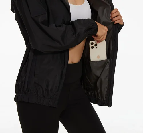 Vista 4 de OSTOO Chaqueta impermeable ligera para mujer, para correr, ciclismo, con capucha, para senderismo, rompevientos