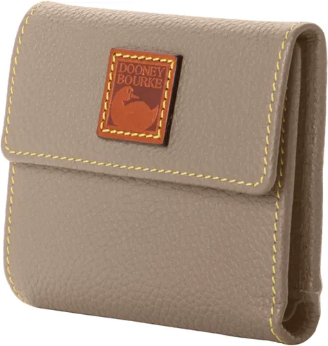 Vista 2 de Dooney & Bourke Billetera, billetera pequeña con solapa para tarjetas de crédito, color gris pardo, gris topo, Cartera pequeña para tarjetas