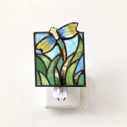 Vista 3 de Luz nocturna de libélula de vidrieras, adecuada para habitación de niños, dormitorio, pasillo, etc. Un hermoso regalo. DYM9011