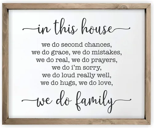 Vista 4 de Letrero de pared de madera rústica con marco en casa de campo con texto en inglés "In This House We Do Family