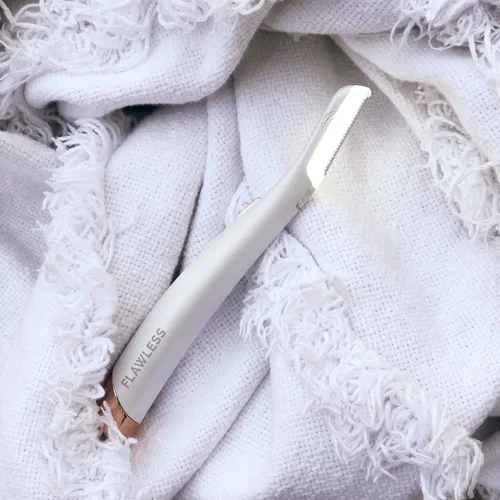 Vista 3 de Finishing Touch Flawless Dermaplane Glo Lighted Facial Exfoliator - Non-Vibrating and Includes 6 Replacement Heads, White/Rose Gold