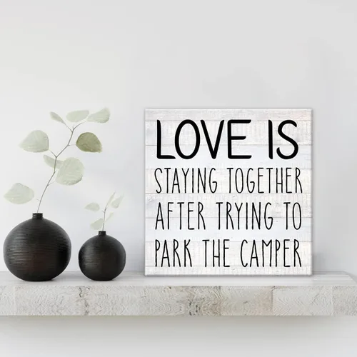 Vista 3 de Lienzo impreso con texto en inglés «Love Is Staying Together» para casa de campo, decoración de pared rústica para campamento, póster