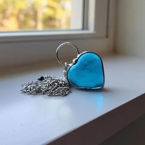 Vista 35 de Handmade Glass Chunky Heart Necklace