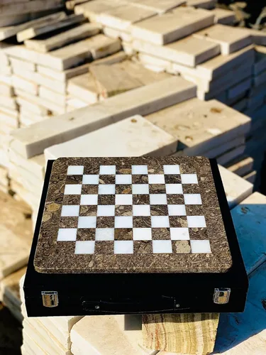 Vista 2 de Juego de ajedrez de mármol hecho a mano de 15 pulgadas con caja de regalo de piel sintética negra, tablero de ajedrez de piedra premium y piezas