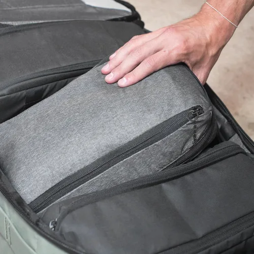 Vista 7 de Peak Design Cubo de embalaje, carbón, cubo de equipaje resistente a la intemperie con organización de doble compartimento, expansión y compresión