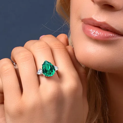 Vista 4 de Gem Stone King Anillo de 3 piedras de moissanita blanca y nano esmeralda verde de 9.19 quilates para mujer en plata de ley 925 Forma de pera 0.630