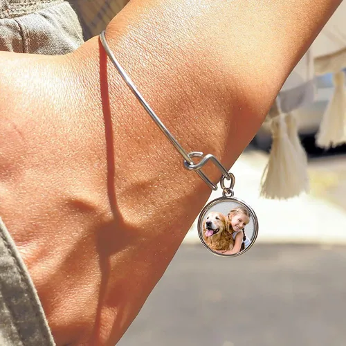 Vista 4 de PicturesOnGold.com Pulsera de fotos grabada expandible con imagen, talla única, pulsera circular grabada con foto, tono dorado o plateado