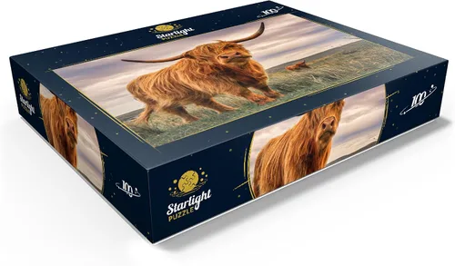Vista 3 de MyPuzzle Strict Pair of Highland Cows Caught On The North Coast of Scotland - Rompecabezas prémium de 100 piezas para adultos