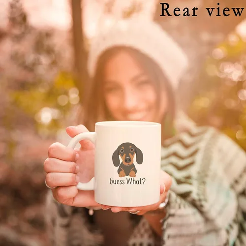 Vista 4 de QUICQOD Taza divertida de perro salchicha para mamá y amantes, taza de café blanca, adivina qué trasero de 11 onzas, regalo de Navidad, Acción