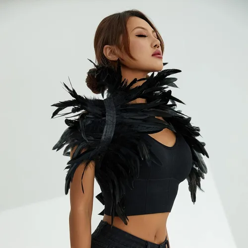 Vista 4 de TRURENDI Disfraz de capa de plumas naturales para mujer, chal gótico, cuello de encogimiento, capa de plumas para Halloween, disfraces de maléfica