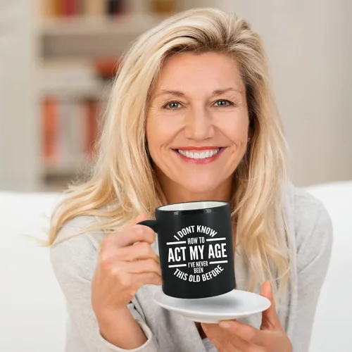 Vista 5 de DU VINO Taza de café con texto en inglés "I Don't Know How To Act My Age - Divertido regalo de cumpleaños o jubilación para ancianos mayores, regalo