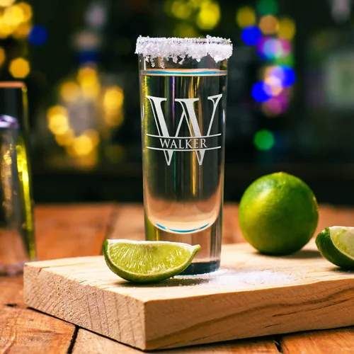 Vista 5 de Vaso de chupito personalizado con fondo negro personalizado de 2 oz, vasos de chupito cordiales con inicial y nombre en script dividido