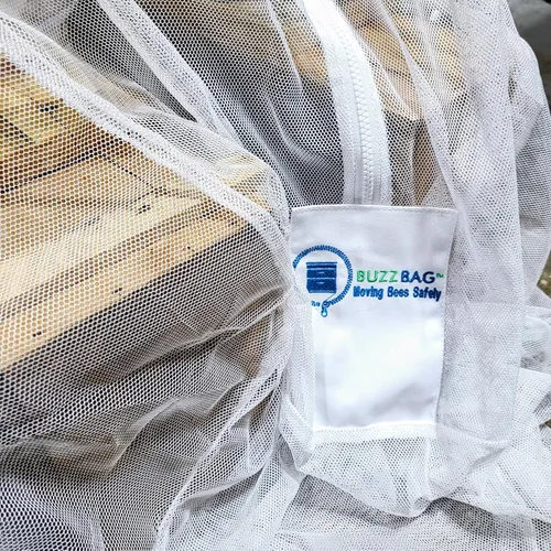 Vista 9 de La bolsa de malla diseñada para que los apicultores muevan las abejas de forma segura con malla de alta resistencia, cremallera YKK y costuras