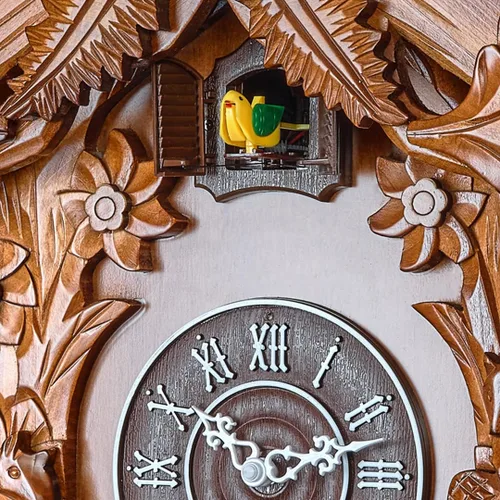 Vista 8 de Reloj de cuco con modo nocturno automático, cabeza de ciervo tallada a mano y decoraciones de madera (marrón)