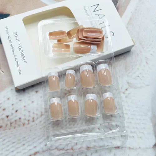 Vista 4 de 24 uñas postizas a presión con punta francesa, cuadradas, medianas, con brillantina, con diseño de degradado blanco, uñas postizas reutilizables