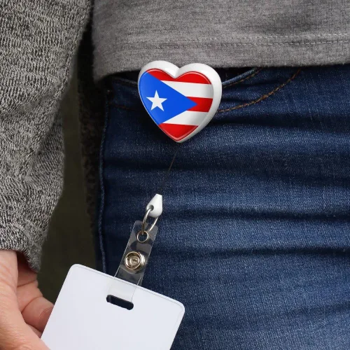 Vista 2 de Correa de corazón con bandera de país de Puerto Rico Carrete retráctil Portatarjetas de identificación - Blanco