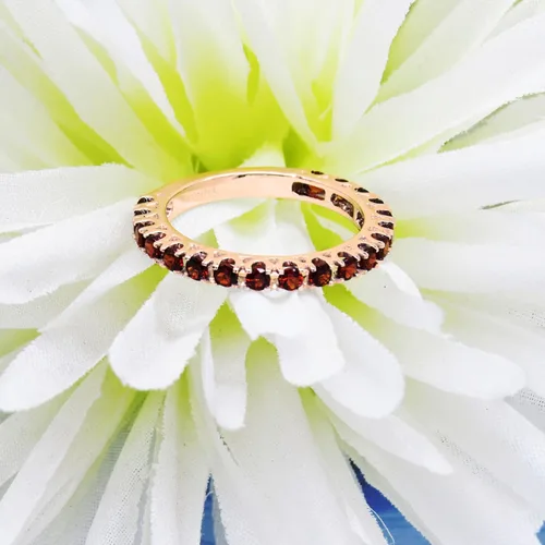 Vista 4 de Dazzlingrock Collection Anillo de boda apilable de eternidad con piedras preciosas o diamantes redondos para mujer en oro
