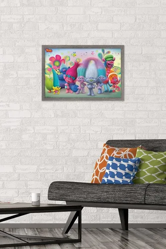 Vista 2 de Trends International DreamWorks Trolls - Póster de pared de grupo, 14.725 x 22.375 pulgadas, versión enmarcada de madera de granero