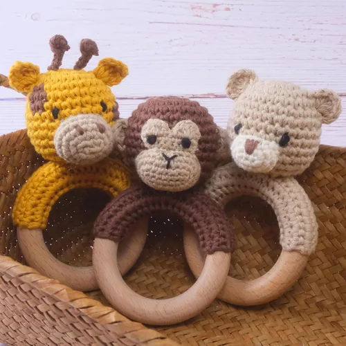 Vista 3 de Joliecraft Juguetes Sonajeros de Madera de Animales de Safari para Bebé, Sonajero de Ganchillo Relleno con Anillo Mordedor para Recién Nacido, Oso