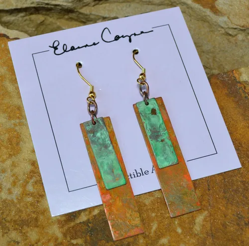 Vista 5 de Elaine Coyne Pendientes alargados de rectángulo en estilo bohemio chic con pátina verdigris y pátina terrestre