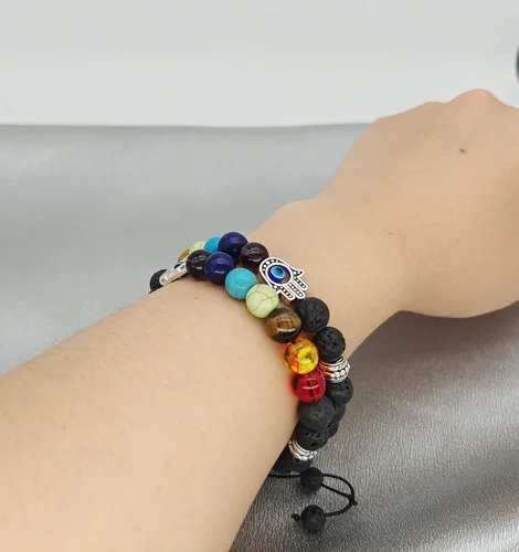 Vista 4 de 2 Pulseras elásticas con cuentas azules de ojo malvado, 7 chakras, piedra de lava, mano de Hamsa