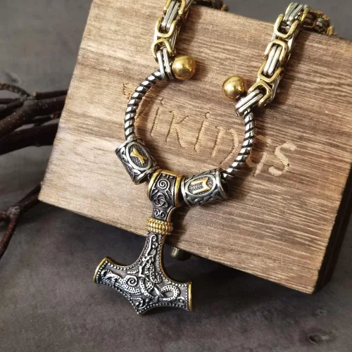 Vista 4 de Cadena King de acero inoxidable con cuentas de runa y collar vikingo de martillo mjolnir con caja de madera como regalo de novio DD377