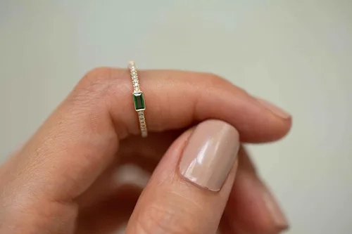 Vista 3 de Anillo de eternidad de oro de 14 quilates con esmeralda, anillo de boda de esmeralda de 14 quilates para mujer, anillo de esmeralda apilable de 14