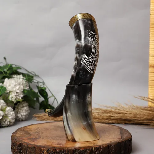 Vista 3 de Cuerno vikingo hecho a mano con soporte, taza de cuerno de buey genuino para cerveza, aguamiel, cerveza y vino Martillo de Thor Mjölnir tallado