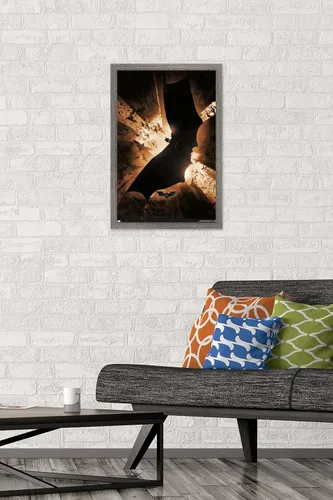 Vista 2 de DC Comics Batman Begins - Póster de pared de una hoja, 22.4 pulgadas de largo x 14.7 pulgadas de ancho, versión enmarcada de madera de granero