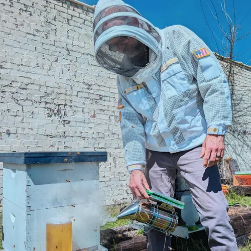 Vista 10 de Sting Stopper - Chaqueta de apicultura ventilada con velo Chaqueta de abeja transpirable de triple capa Torso largo, 7 bolsillos, cremalleras