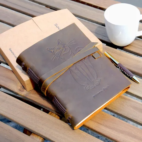 Vista 7 de Sovereign-Gear Diario encuadernado en cuero para hombres y mujeres, juego de regalo hecho a mano con diario de cuero en relieve de gato y bolígrafo