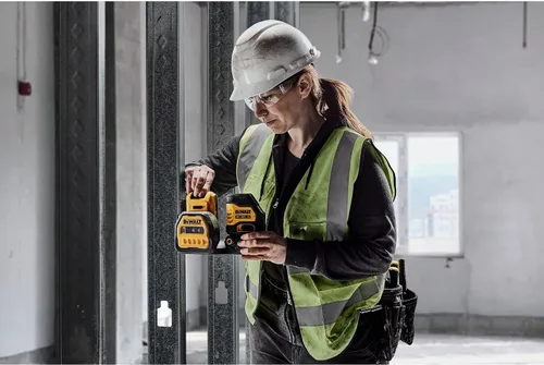 Vista 2 de DEWALT Kit de Nivel Láser 20V/12V MAX, Láser de Línea Cruzada, Verde (DCLE34020G)