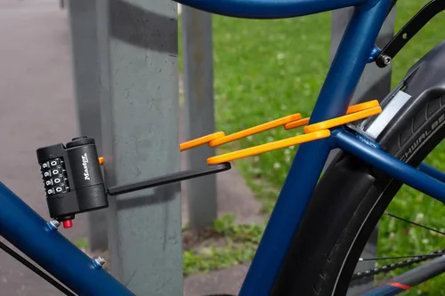 Vista 6 de Master Lock Cerradura plegable para bicicleta con eslabones de acero endurecido naranja, cerradura de bicicleta antirrobo resistente con combinación