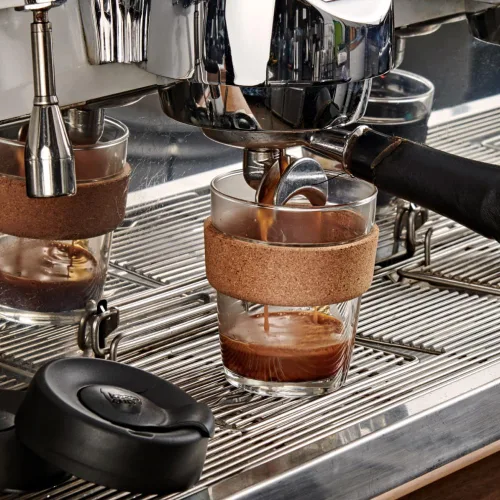 Vista 4 de KeepCup Brew Cork - Taza de café reutilizable de vidrio templado y corcho natural, M 12 oz/340 ml - Negro