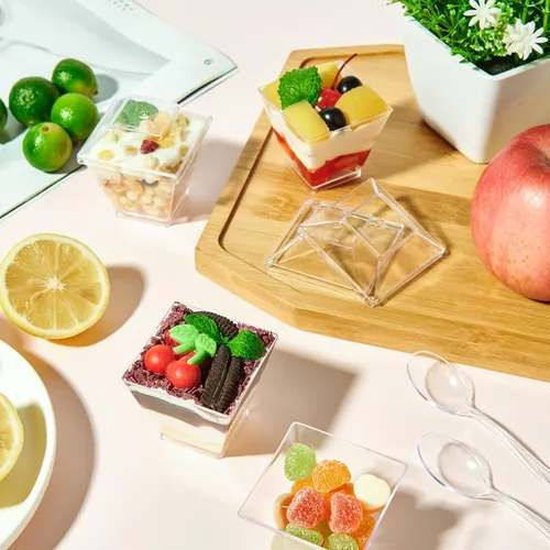 Vista 4 de JOLLY CHEF Paquete de 100 mini tazas de postre de 2 onzas con cucharas y tapas, taza cuadrada alta de plástico transparente para aperitivos