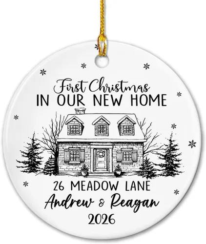 Vista 7 de Adorno de cerámica Our First Christmas Together, adorno de Navidad 2025 personalizado con nombre y fecha, renos para colgar en cerámica, regalo