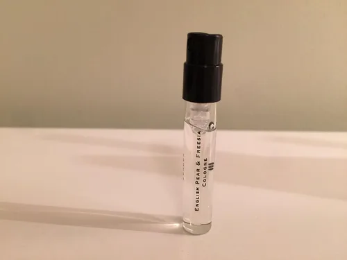 Vista 2 de Jo Malone Colonia inglesa de pera y fresia de Londres, tamaño de viaje de lujo, 0.05 oz