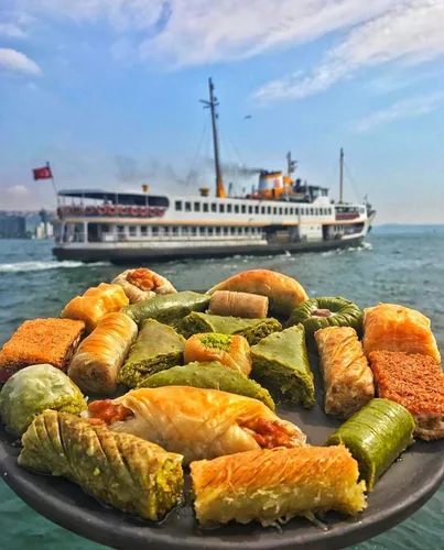 Vista 4 de Hafiz Mustafa 1864 Istanbul Baklava - Caja de pastelería - Bocadillos de postre de Baklava horneados hechos de hojas de masa filo fresca, pistacho