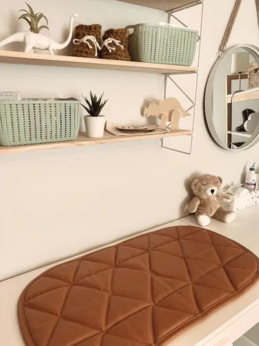 Vista 4 de Uniklook Cambiador portátil de cuero vegano ámbar para bebé, cambiador de pañales, estación de cambio para viajes, 16 x 30 pulgadas