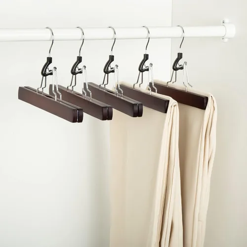 Vista 4 de Amazon Basics Perchas de madera para pantalones, organizador de armario, cereza, paquete de 10