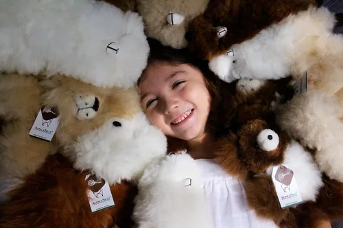Vista 4 de Oso de Peluche de Alpaca Bebé Suave y Tierno - 9 pulgadas. Animal de Peluche de Alpaca Premium Hecho a Mano con Piel Auténtica de Alpaca. Lindo Oso