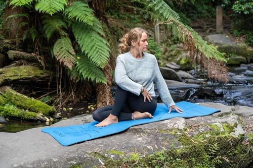 Vista 4 de YOGATI® Esterilla de Yoga con Correa con Líneas de Alineación. Esterilla de Entrenamiento en Casa para Mujeres, Hombres y Niños. Esterilla de Yoga