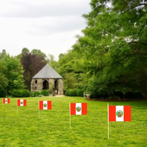 Vista 7 de QQSD Mini banderas de mano con bandera peruana de Perú, poste de madera maciza con punta de lanza, paquete de 12
