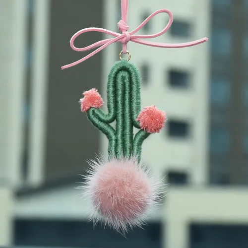 Vista 5 de Colgante de cactus de ganchillo para espejo retrovisor de automóvil, plantas peludas, adorno colgante para decoración del interior del automóvil