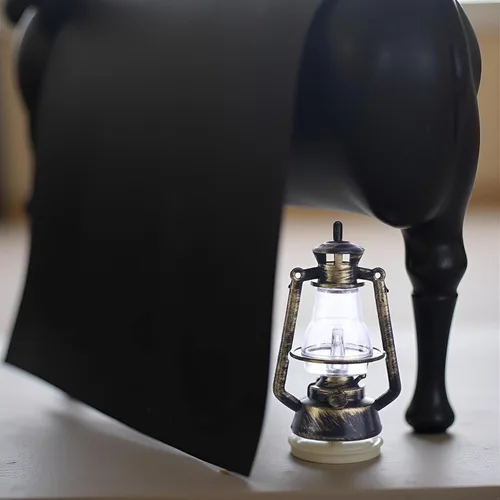 Vista 6 de Linterna miniatura mini lámpara de queroseno con luz para casa de muñecas, accesorios de decoración de casa de muñecas 1:12, lámpara de queroseno