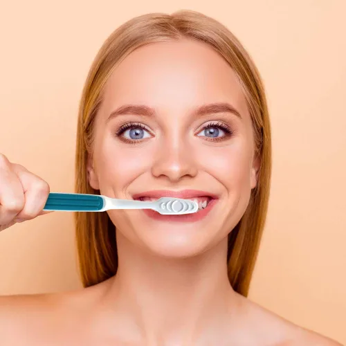 Vista 7 de Reach Advanced Design - Cepillo de dientes de cerdas suaves con tapas para cepillos de dientes, 6 unidades Cuello en ángulo, punta de alcance