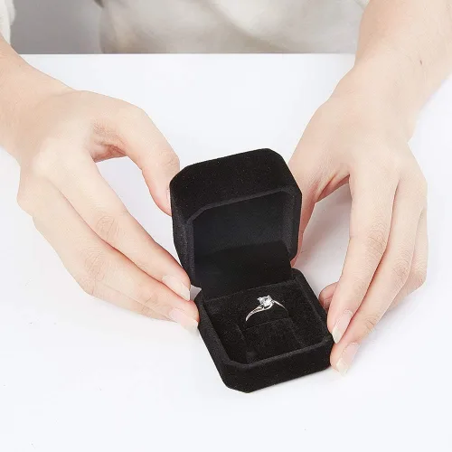 Vista 3 de BENECREAT Paquete de 10 cajas de terciopelo para aretes, caja de terciopelo negro para joyería, caja colgante de 2 x 2 x 1.6 pulgadas para bodas