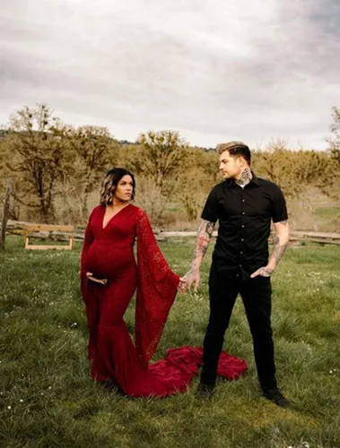 Vista 6 de ZIUMUDY Vestido de maternidad de encaje con cuello en V profundo para fotografía, sesión de fotos, manga acampanada con cola larga de gasa